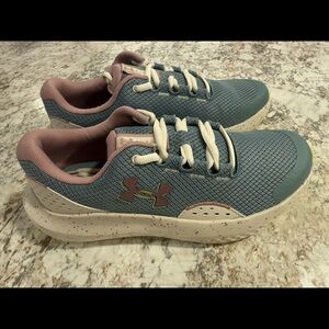 Girl’s Under Armour tennis shoes